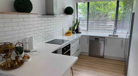 Sophisticated Seaside Living - Photo 4