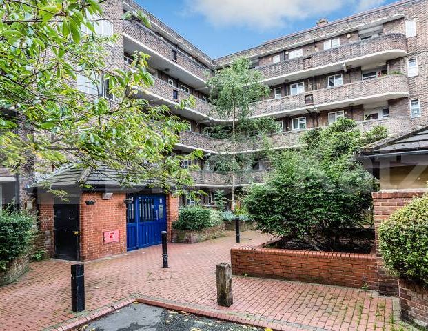 Spacious one bedroom property located close to Upper Street and Angel Station - Photo 1