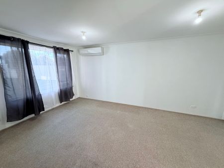 FAMILY HOME, IDEAL LOCATION, QUIET CUL-DE-SAC LIVNG - Photo 3