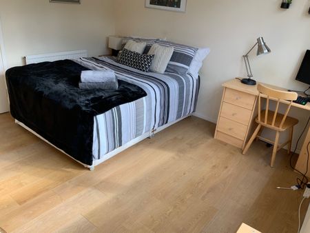 5 Bed Maisonette, Garden Royal, SW15 - Photo 3