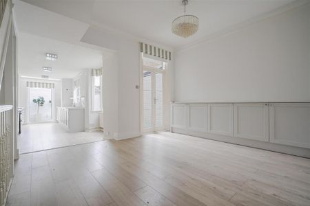 5 bedroom end of terrace house to rent - Photo 2