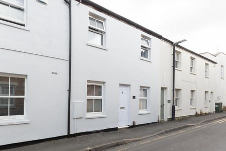1 bedroom in a house share to rent - Photo 2