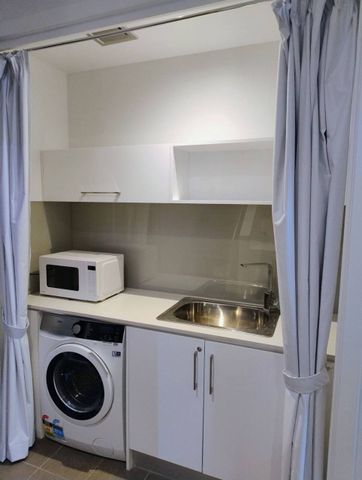 SHARE HOUSE - Bedroom available >3months - Fully furnished with all bills included! - Photo 2