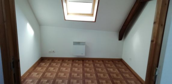 Appartement au 2ème étage sous combles, en plein centre du bourg. - Photo 2
