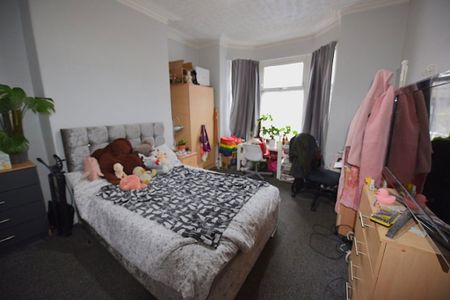 5 bedroom House in Hessle Place, Leeds - Photo 3