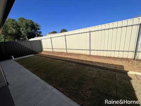 Four bedroom home in Para Hills! - Photo 4
