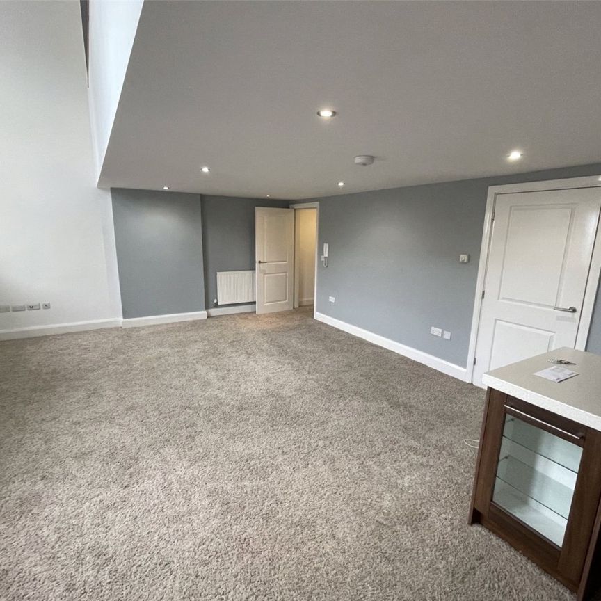 Clare Hall, Halifax, HX1 - Photo 1