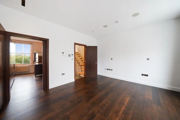 5 bedroom house in St John's Wood - Photo 1