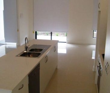 STUNNING TOWNHOUSE IN PRIME LOCATION - EMBRACE THE "CAFE LIFESTYLE" - Photo 5