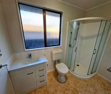 Comfy 3 Bedroom Home with Garden - Photo 6