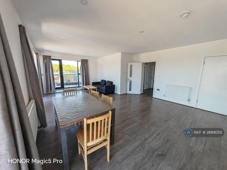 2 bedroom flat to rent - Photo 2