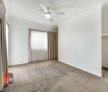 LOW MAINTENANCE LIVING - 2 CAR SPACES & LIFT ACCESS TO UNIT ! - Photo 2