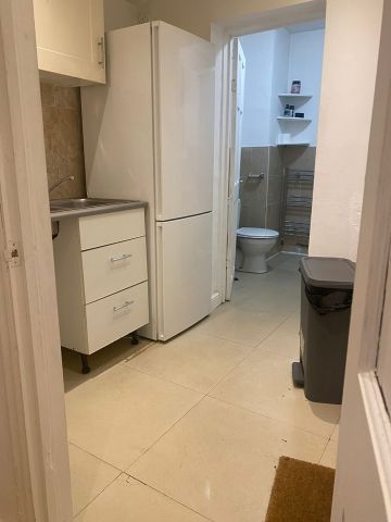 Studio Flat, Oulton Crescent, IG11 - Photo 4