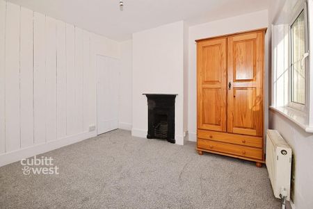 4 bedroom end of terrace house to rent - Photo 3