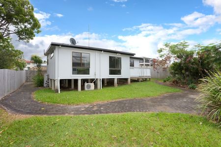 CLEAN AND TIDY FAMILY HOME WITH A RETRO FEEL - Photo 5