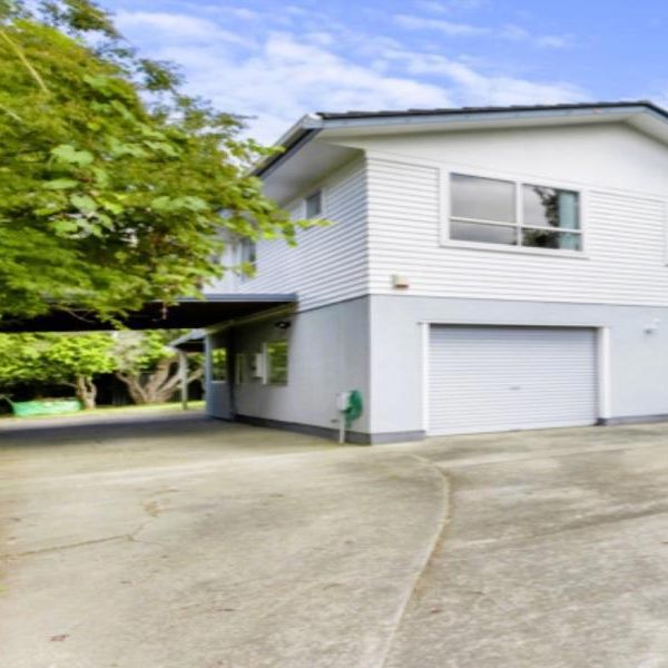 Botany Downs, 10 Yarra Place - Photo 1