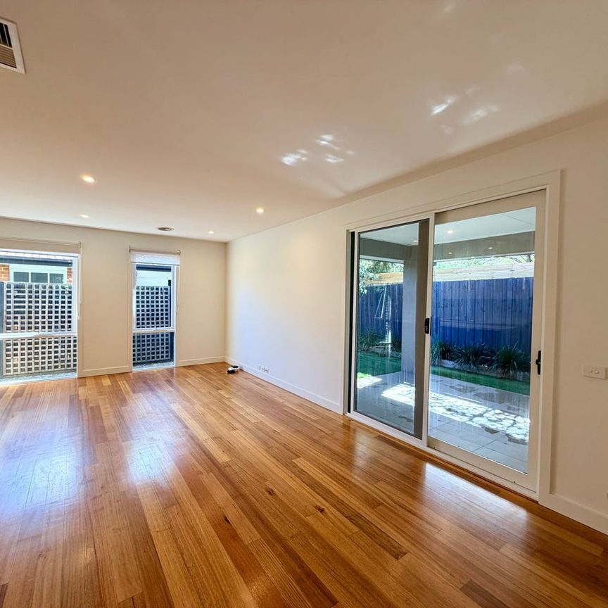 Rear Contemporary Town Residence 3 Bedrooms.! - Photo 1