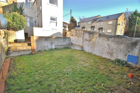 3 bedroom end of terrace house to rent - Photo 3