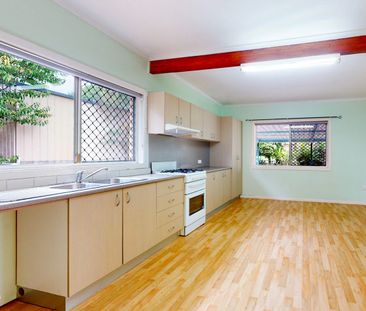 Affordable four-bedroom apartment, walk to the station - Photo 2