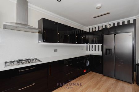 4 bedroom semi-detached house to rent - Photo 5