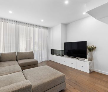 STUNNING FOUR-LEVEL TOWNHOUSE WITH ROOFTOP ENTERTAINING - Photo 3