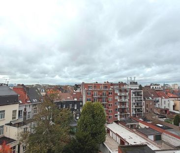 Stijlvol en ruim appartement met 3 slaapkamers en terras - Photo 2
