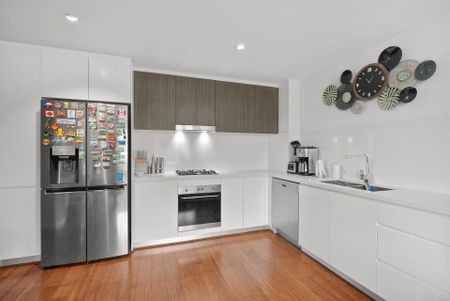 Luxurious and Ultra-Convenient Two Bedroom Apartment in Aperture Marrickville - Photo 2