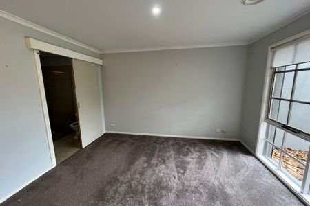 Beautiful Family Home in Cranbourne North - Photo 5