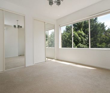 Bright, Modern and spacious Townhouse - Photo 4