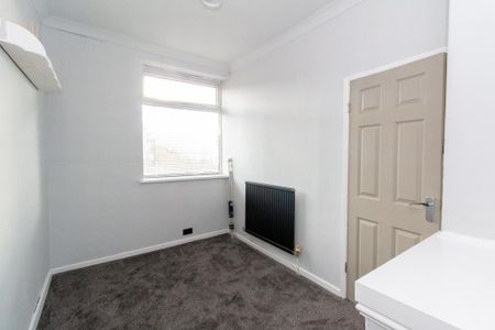 2 bedroom end of terrace house to rent - Photo 3
