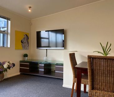 Your Ideal City Escape: Sunny 2-Bedroom Apartment - Photo 2