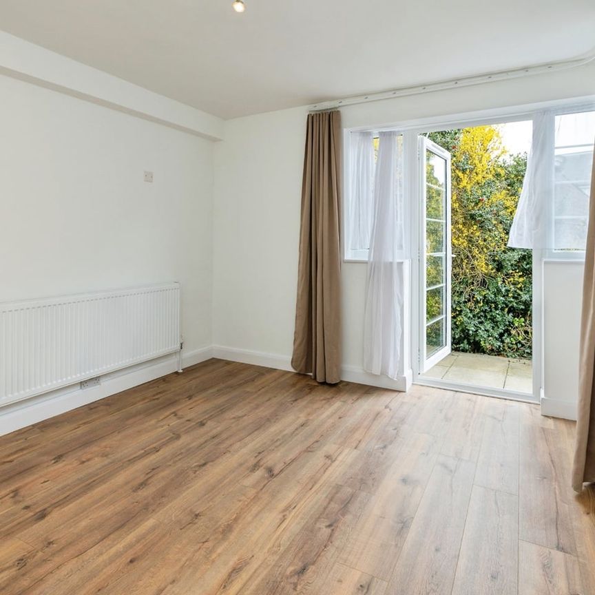 1 Bed Flat, Beech Lawns, N12 - Photo 1