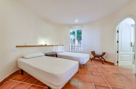 Spacious and luminous villa with private pool, jacuzzi and sea views in Altea, Alicante. - Photo 4