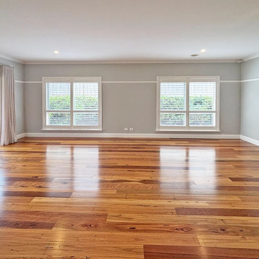 Stunning & Elegant - Photo 1