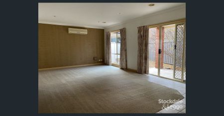 CONVENIENT & LOW MAINTENANCE 3 BEDROOM TOWNHOUSE - Photo 5