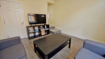 4 bedroom House in Welton Place, Leeds - Photo 1