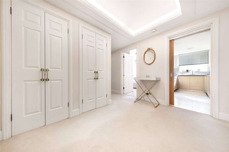 A three bedroom apartment on the second floor of a purpose built block in St Johns Wood - Photo 2