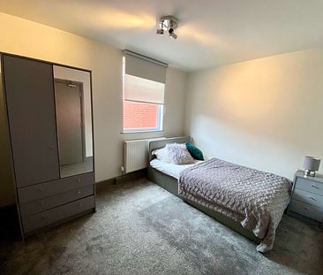 Rooms Available in Modern Professional Houseshare in N18 - Photo 2