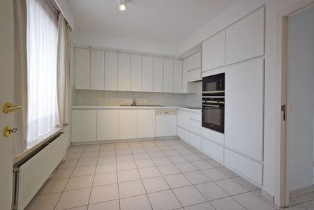 APPARTEMENT MET DRIE SLAAPKAMERS EN TERRAS NABIJ CENTRUM ROESELARE - Photo 2
