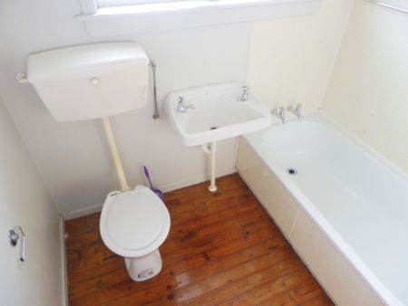 Comfortable Two Bedroom Home - Photo 5