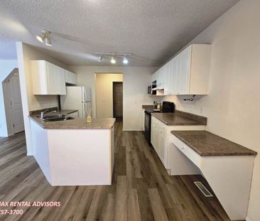 GREAT 3 BED, 4 BATH, 2 STOREY SINGLE FAMILY HOME W/ A DBL ATTACHED ... - Photo 3