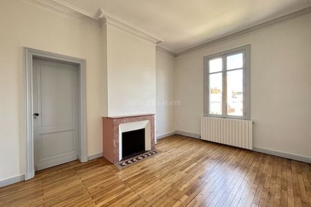 APPARTEMENT EN BON ÉTAT - TRÈS LUMINEUX & SANS VIS-AVIS - Photo 3
