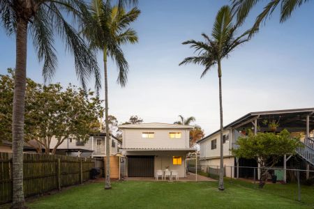 3 Bedroom house Redcliffe Contact Julie Sykes 0438 050 110 6 month lease offered - Photo 4