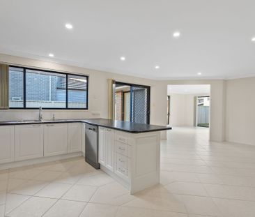 Large 4 Bedroom Family Home with Double Car Garage - Photo 2