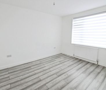 4 bedroom semi-detached house to rent - Photo 4