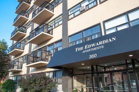 Large Apartments with Balconies - Perfectly Located in Centretown Ottawa - Photo 2