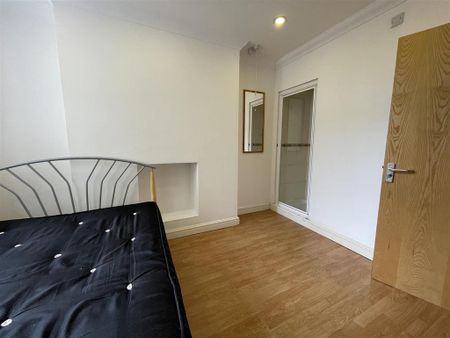 4 bedroom apartment to rent - Photo 4