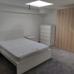 1 bedroom in a flat share to rent - Photo 3