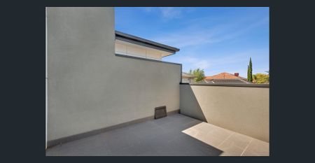 Modern townhouse in a prime Reservoir location - Photo 3