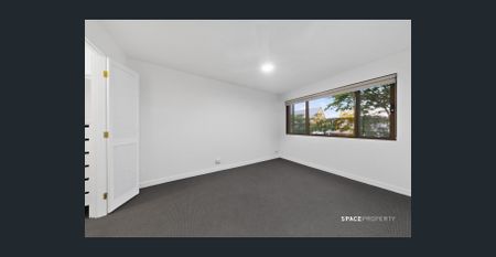 Renovated, Bright And Airy Apartment In The Heart of New Farm - Photo 3